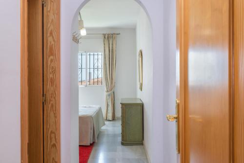 pasillo con habitación con cama y puerta en Apartment Miraflores, en Mijas Costa