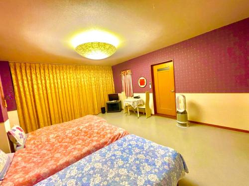 um quarto de hotel com uma cama e um quarto com um quarto swersswersswers em 犬山モダンルーム em Inuyama