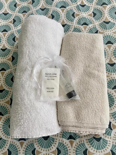 2 serviettes assises au-dessus d'une table dans l'établissement Le Petit Logis - Vue Mer, à Granville