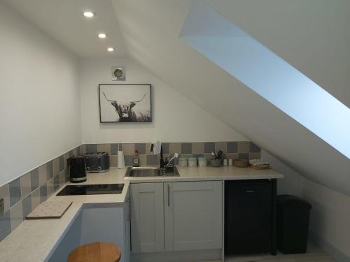 Dapur atau dapur kecil di Swallows Retreat: A Country Loft Apartment