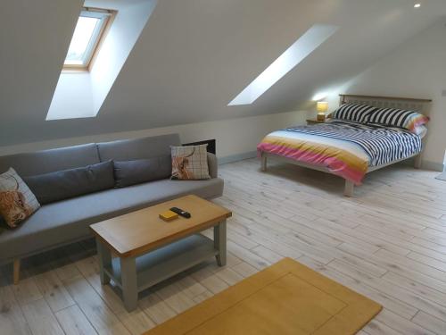 Voodi või voodid majutusasutuse Swallows Retreat: A Country Loft Apartment toas
