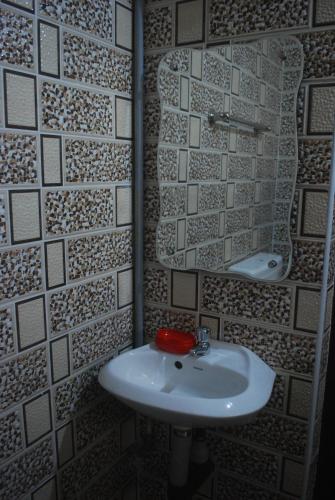 A bathroom at Hotel Jebasakthy