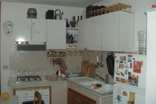 Cuisine ou kitchenette dans l'établissement Little house with yard and BBQ in Procida Island