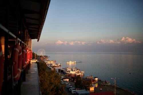 vistas a un puerto con barcos en el agua en Mayak Hotel, en Listvyanka