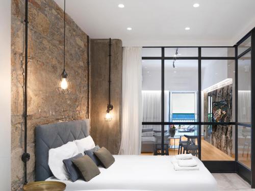ein Schlafzimmer mit einem großen Bett und einem großen Fenster in der Unterkunft 5 star lux suite in Kolonaki. in Athen