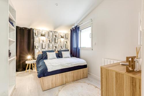 une petite chambre avec un lit et une fenêtre dans l'établissement Le Monocle, à Châteauroux