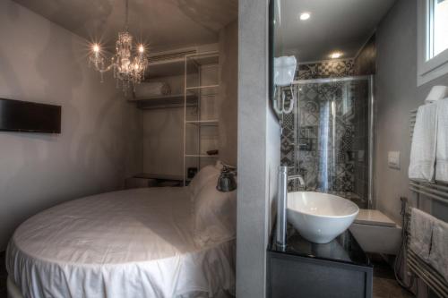 Koupelna v ubytování Bell Suite Hotel