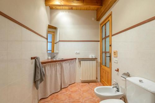uma casa de banho com um WC branco e um lavatório. em Suite en casa rural em Bas