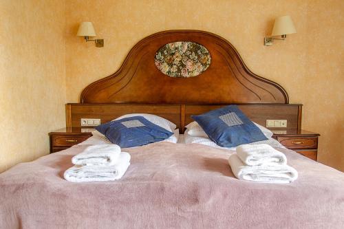 a bedroom with a bed with towels on it at AL-DOM apartamenty Róża 101 in Kołobrzeg