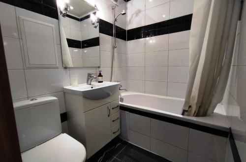 y baño con lavabo, bañera y aseo. en Двухкомнатные апартаменты центр Mystetsʹka 3 KR Apartments, en Krivoy Rog