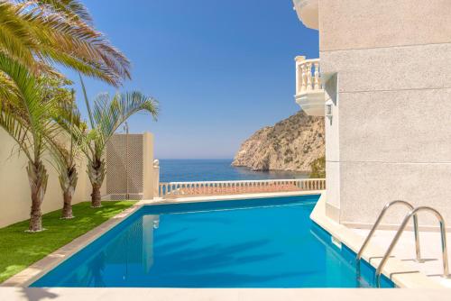 einen Pool mit Meerblick in der Unterkunft Aparthotel Ola Blanca in Cala de Finestrat