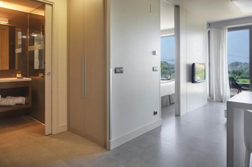a hallway with a door leading to a bedroom at FeelFree STAYS Basoa in Donostia-San Sebastián