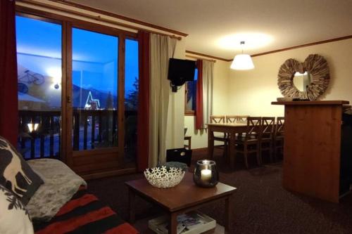 un salon avec un canapé et une table dans l'établissement Le Refuge de L'alpaga Superbe duplex au pied des pistes avec Parking couvert gratuit, à La Salle Les Alpes