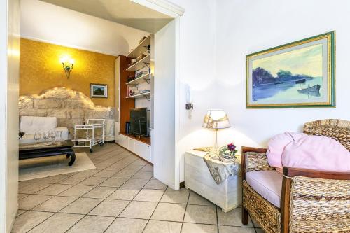 een woonkamer met een bank en een slaapkamer bij La casa di Lo in Sorso
