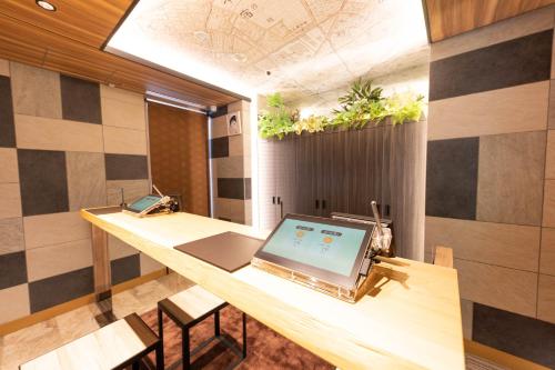 Una televisión o centro de entretenimiento en Super Hotel Tokyo Akabane Eki Minamiguchi