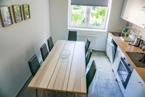 una cucina con tavolo e sedie in legno di Vorhalle Apartment a Hagen