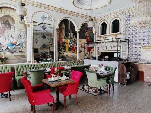 un comedor con mesas y sillas rojas en Seher HOTEL, en Estambul
