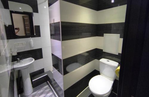 Phòng tắm tại Люкс в центре Металлургов 31 KR Apartments