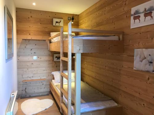 - une chambre avec 4 lits superposés dans une cabine dans l'établissement ARC 1950 Appartement de Standing rénové avec vue sur le Mont Blanc - Paradiski 5 Cristaux, à Arc 1950
