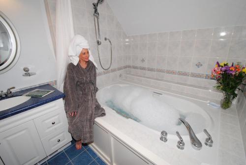 A bathroom at Keltic Quay Cottages & Bayfront Lodge