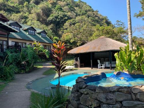 Kolam renang di atau dekat dengan Umtamvuna River Lodge