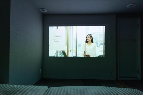 Una televisión o centro de entretenimiento en Super Hotel Tokyo Akabane Eki Minamiguchi