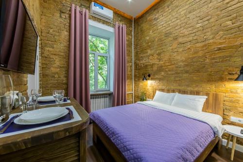 ein Schlafzimmer mit einem Bett, einem Waschbecken und einem Fenster in der Unterkunft Kyiv Brown Loft in Kiew