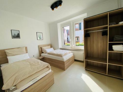 1 Schlafzimmer mit 2 Betten und einem Fenster in der Unterkunft Wohnen im Herzen der Pfalz in Neustadt an der Weinstraße