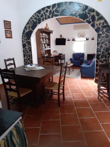 a room with a table and chairs and a living room at Casa do Montinho in Avis