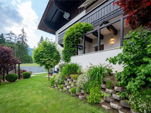ハインフェルスにあるAppartement Burgblickの植物の家の前庭