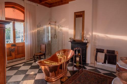 uma casa de banho com banheira e chuveiro num quarto em Merindol Manor em Riebeek-Wes