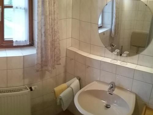 A bathroom at Schusterbauer - Chiemgau Karte