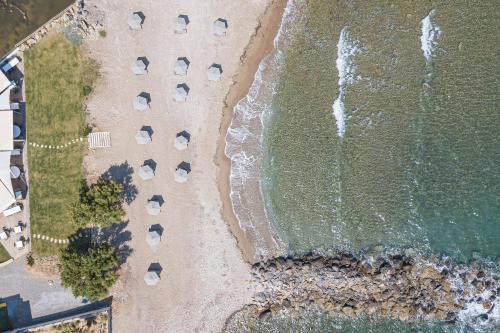 eine Luftansicht auf den Strand und das Meer in der Unterkunft Eleven Boutique Suites in Stavromenos