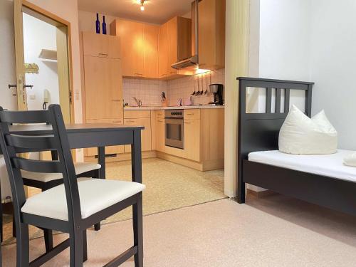 Zimmer mit einem Tisch und einem Stuhl sowie einer Küche in der Unterkunft SAD171 - Monteurappartement in super Lage in Schwandorf in Bayern
