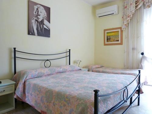 ペスカーラにあるLe Mimoseのベッドルーム1室(ベッド2台付)