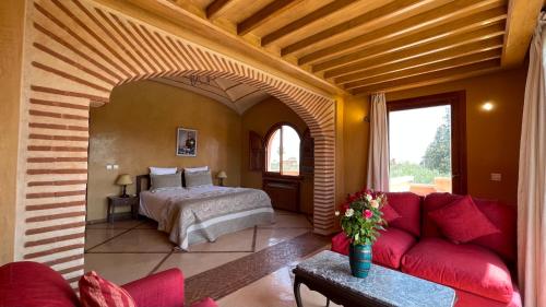 sypialnia z łóżkiem i kanapą w pokoju w obiekcie Villa Minzah w Marakeszu
