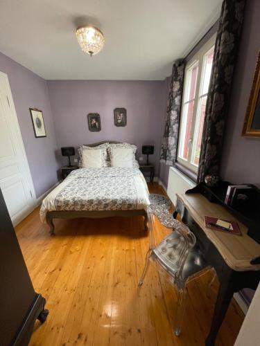 una camera con letto e scrivania di L'oriel des ménétriers de Ribeauvillé a Ribeauvillé