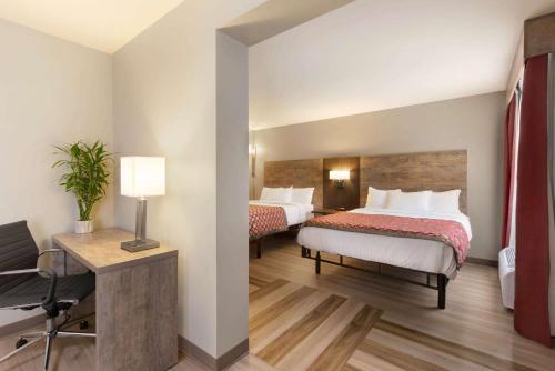 Postel nebo postele na pokoji v ubytování Days Inn & Suites by Wyndham Bowling Green