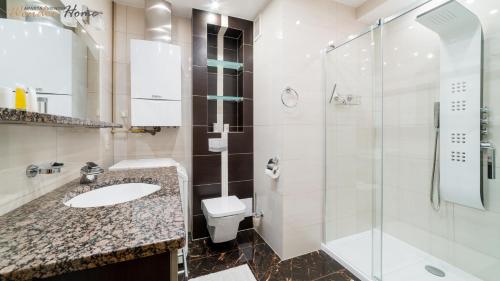 a bathroom with a shower and a sink and a toilet at Wonder Home - Apartamenty blisko centrum Karpacza, w cichej i zielonej okolicy in Karpacz