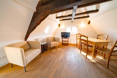 a living room with a table and chairs at Gästehaus Ratsschänke in Zeltingen-Rachtig