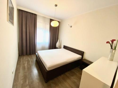 mała sypialnia z łóżkiem w pokoju w obiekcie Brownie - Neptun Park by OneApartments w Gdańsku