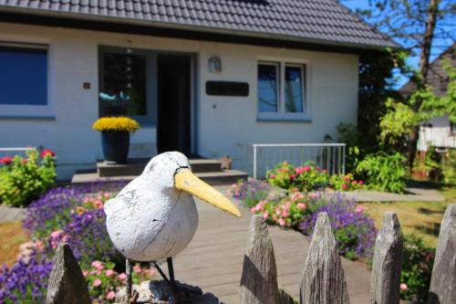 a bird statue on a fence in front of a house at GROßE-WILDE-BETTEN in Wittdün