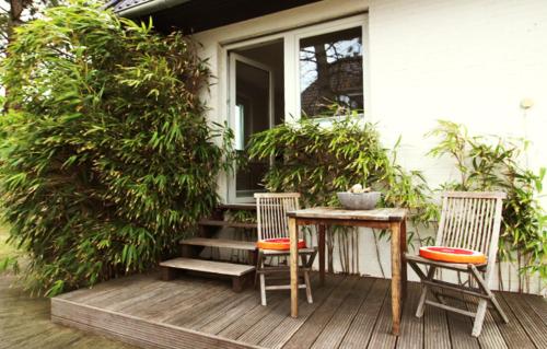 a porch with a table and two chairs and a table and chairs at GROßE-WILDE-BETTEN in Wittdün