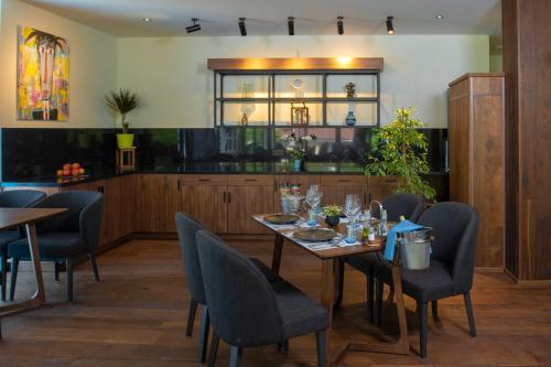Resort Una Park في بيهاتش: غرفة طعام مع طاولة وكراسي