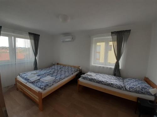 Un pat sau paturi într-o cameră la Valen apartmány Valtice