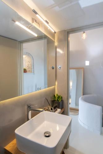 a bathroom with a white sink and a mirror at Campus del villaggio in Kámbos