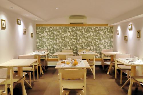 - une salle à manger avec des tables, des chaises et du papier peint dans l'établissement Best Western Hotel du Mucem, à Marseille