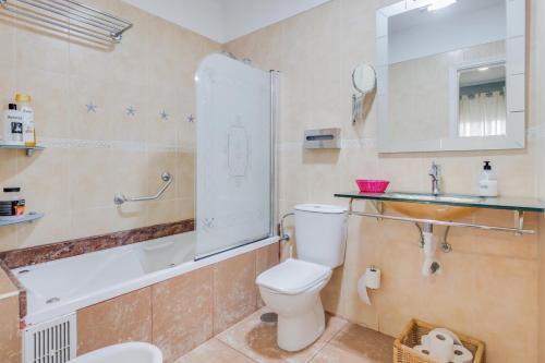 a bathroom with a toilet and a sink at Apartamento Deluxe in Candelaria
