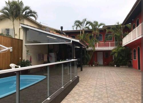 um pátio de uma casa com piscina em Res. SeibertBarreto em Florianópolis
