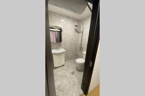 Phòng tắm tại Слънчев и уютен апартамент в Оазис 3